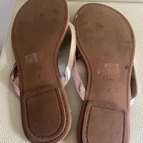 Gap rose gold flip flops size 8 - Picture 2 of 3